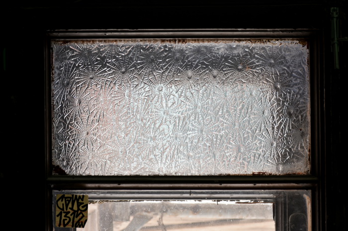 Утраченные фактурные стекла с изображением пауков на Ораниенбаумской ул., 22–24. Фото С. В. Васильева, 2020